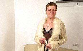 This mature <b>slut</b> loves to play on her couch