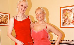 Old and young lesbians play with eachothers pussy